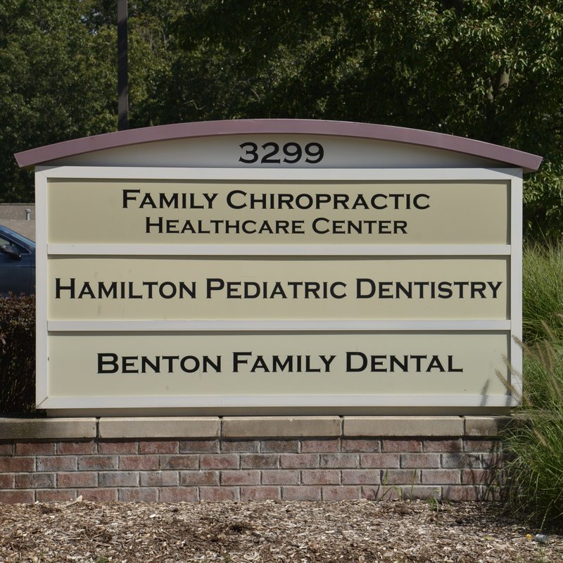 The road sign at 3299 Clear Vista Ct NE listing Family Chiropractic Healthcare Center, Hamilton Pediatric Dentistry and Benton Family Dental